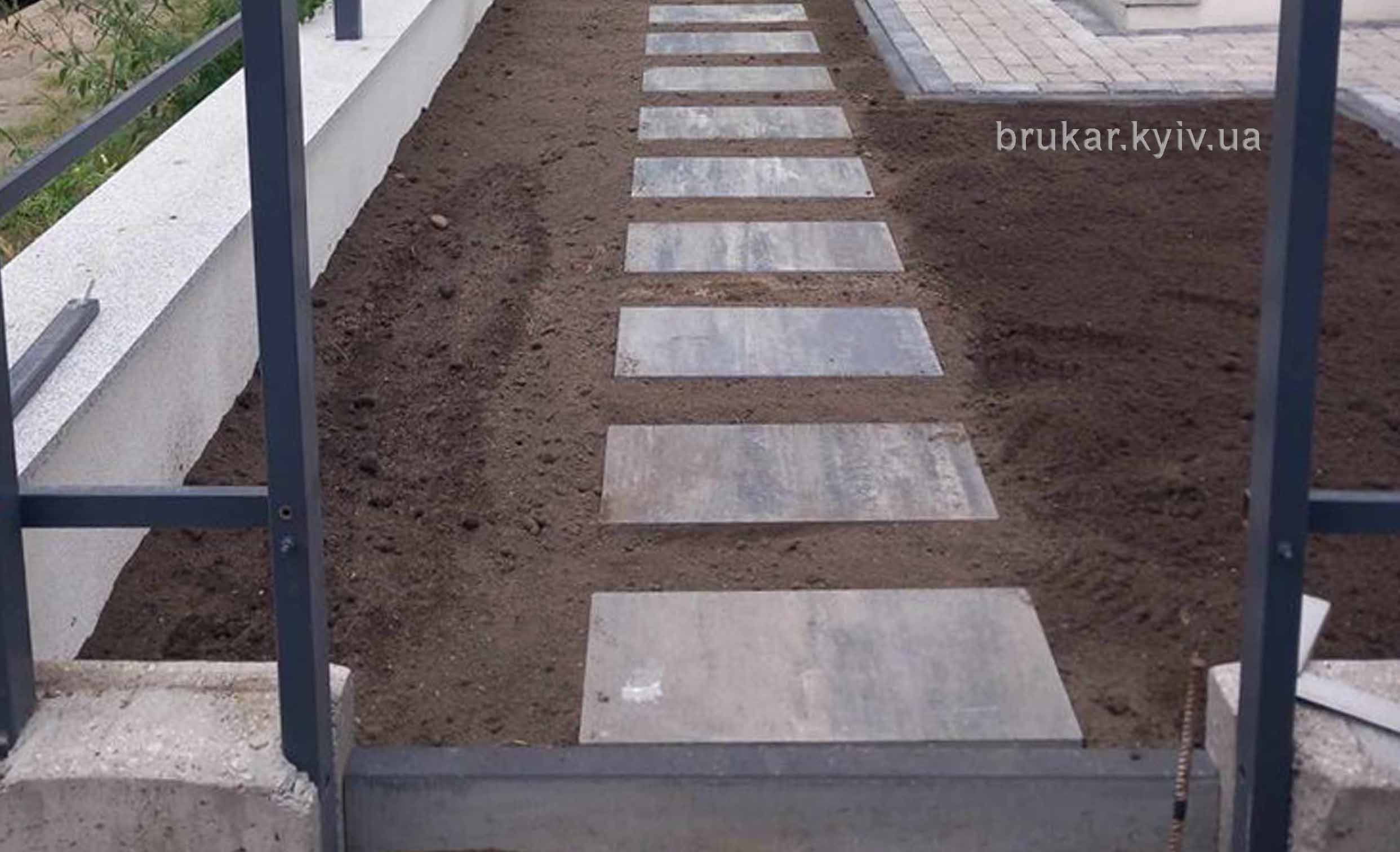 Покрокова доріжка із тротуарної плитки