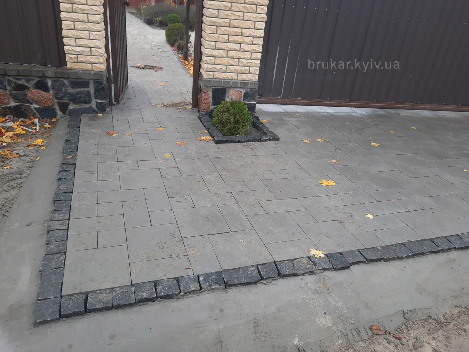 Укладання бруківки по периметру мощення